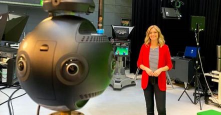 Bild: Moderatorin Wiebke Binder nimmt die User mit auf eine virtuelle Tour durch die Studios der MDR-Zentrale in Leipzig (Foto: MDR)