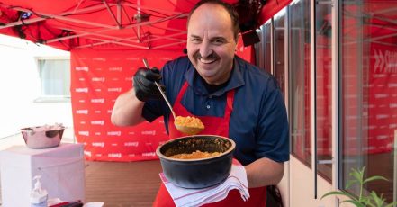 Bild: Angrillen mit Johann Lafer. (Bildquelle: REWE Südwest. Foto: Björn Pados)