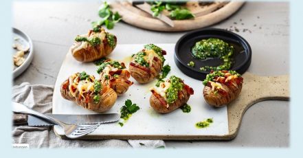 Bild: Schmackhafte Raffinesse – das Rezept für die kreativen Fächerkartoffeln à la Hasselback gibt es im Rezeptbereich auf die-kartoffel.de