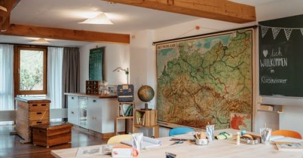 Tagungsraum im Stil eines Klassenimmers im Gut Hühnerhof