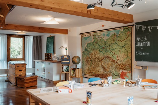 Tagungsraum im Stil eines Klassenimmers im Gut Hühnerhof