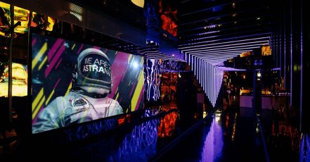 Bild: Eine Vertriebstagung ihres Kunden Santis inszenierte Studio Eigengrau grafisch gemäß dem Motto "We are the Astranauts" als Weltraummission im Zeiss-Planetarium Berlin. (Foto: Florian Trettenbach)