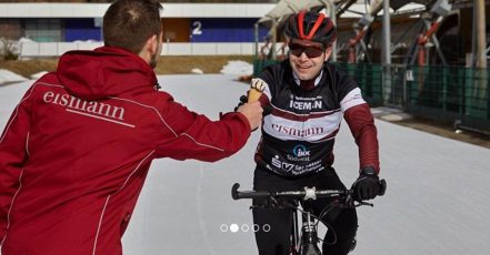 Dirk Leonhardt gelingt Weltrekord im Eisbahn-Triathlon, gesponsert von eismann