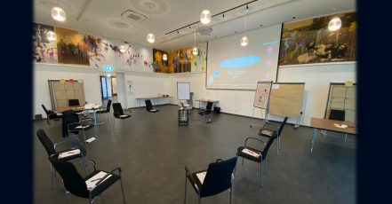 Die Anforderungen an Tagungs- und Konferenzräume haben sich durch Corona geändert. Der Trend geht zu kreative, luftigen Räumen, bei der Bestuhlung werden Einzelplätze bevorzugt. (©repecon, Reinhard Peter, Foto im Mintrops Landhotel Essen)