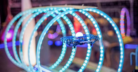 Auch bei virtuellen Team-Events macht es Spass, eine Drohne "remote" durch einen Hindernis-Parcours zu steuern. (Bildrechte / Copyright: dronevent GmbH)
