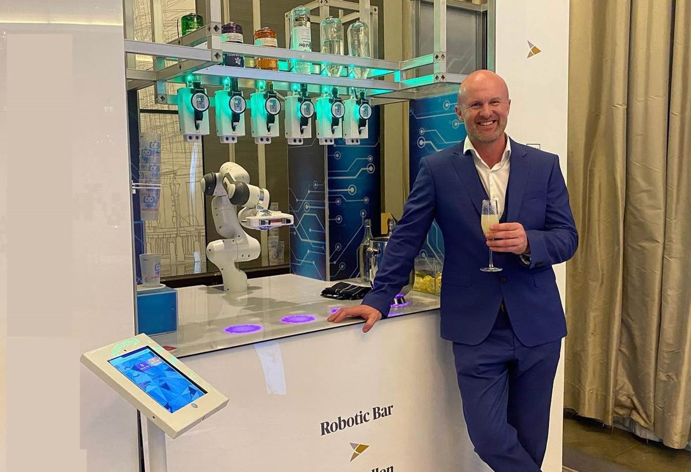 Tim Warrington von ServiceRobots.com präsentiert die erste mobile Roboterbar, die in einen Van passt. Sie kann gemietet oder gekauft werden.