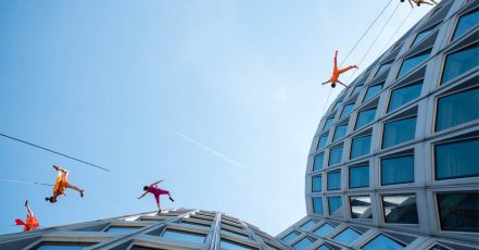Szene der Generalprobe für "Momentum Curve", einer vertikalen Tanz-Performance von den US-amerikanischen Fassadentänzern BANDALOOP, exklusiv dargeboten an der Fassade des BMW Hochhauses in München zu dessen 50. Gebäude-Jubiläum.