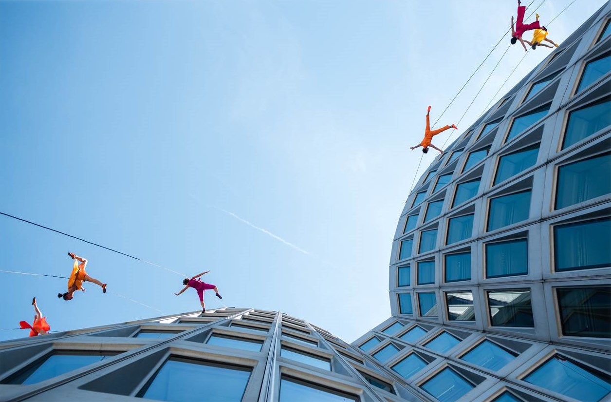 Szene der Generalprobe für "Momentum Curve", einer vertikalen Tanz-Performance von den US-amerikanischen Fassadentänzern BANDALOOP, exklusiv dargeboten an der Fassade des BMW Hochhauses in München zu dessen 50. Gebäude-Jubiläum. 