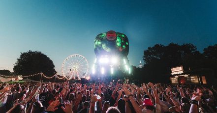 Die größte Jägermeister Flasche aller Zeiten bot am Festival-Samstag bei Parookaville 2022 u.a. der Performance von ESKEi83 eine ungewöhnliche Bühne.