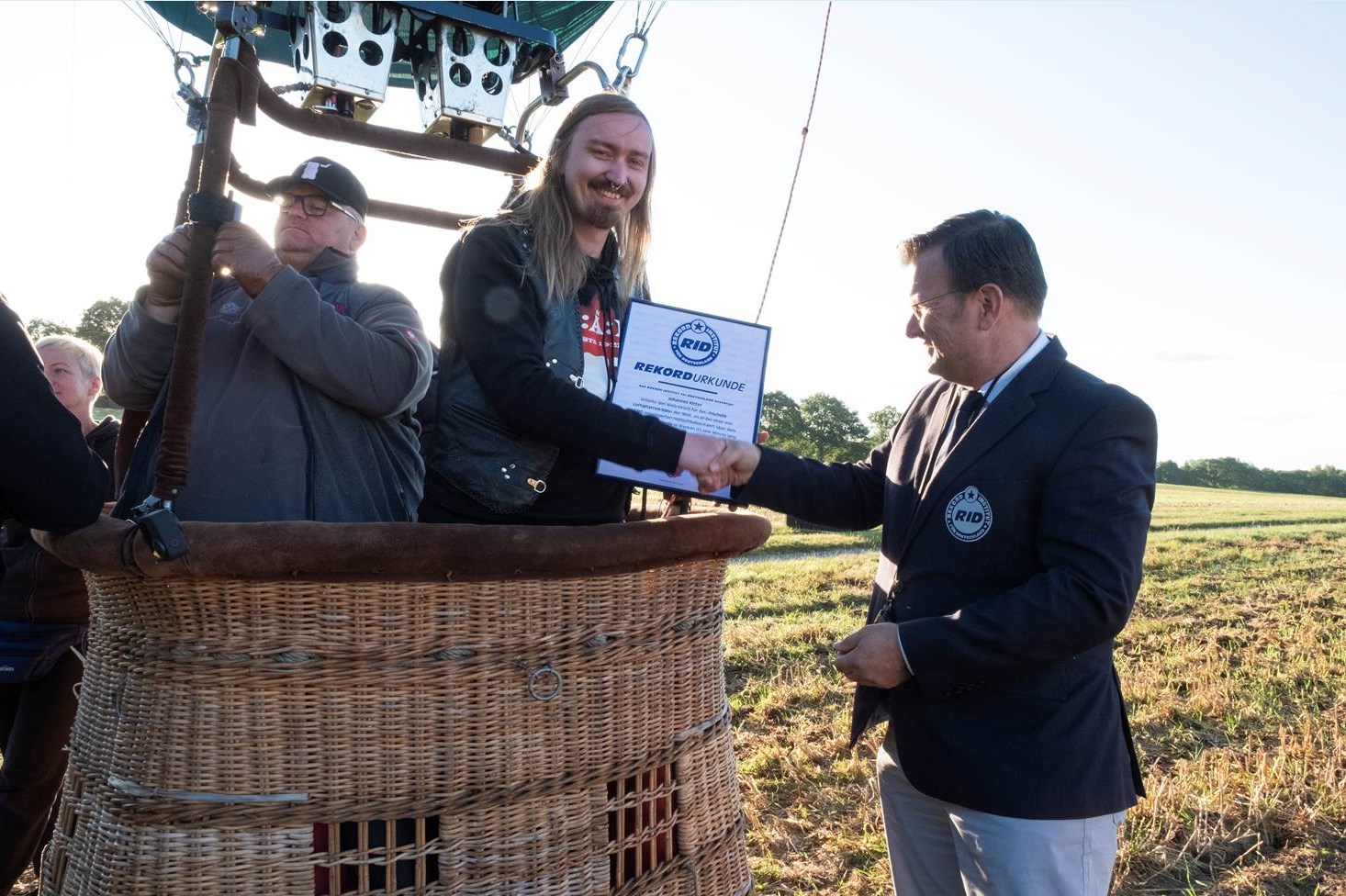 Weltrekord über Wacken für das höchste Luftgitarren-Solo – Urkundenübergabe an den neuen Weltrekordhalter Johannes "Johnny" Ritter durch das Rekord-Institut für Deutschland / RID 