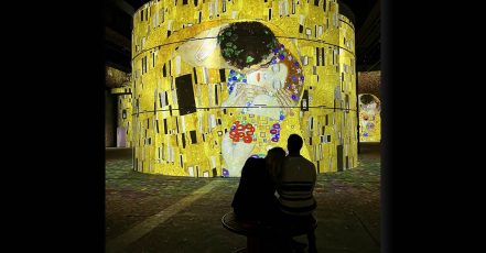 Beim Valentins-Special im "Phoenix des Lumières" gibt es neben dem berühmten "Der Kuss" des Malers Gustav Klimt noch über 400 weitere Werke des Künstlers. Bildrechte: Culturespaces / Larissa Cremer