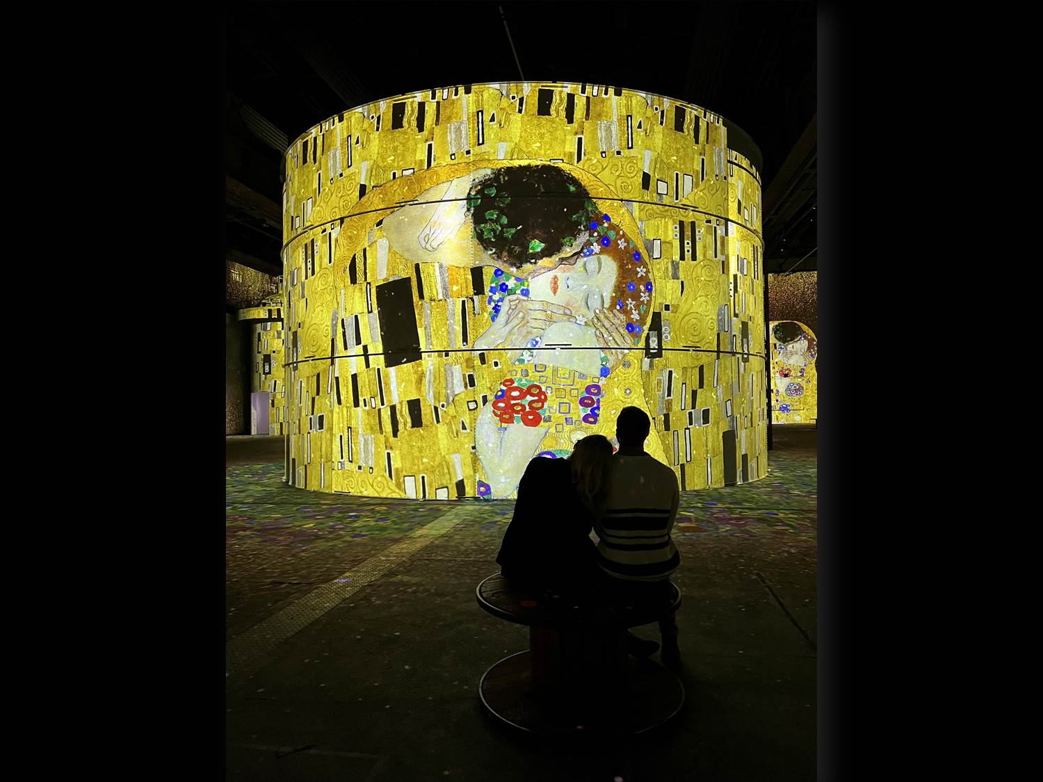 Beim Valentins-Special im "Phoenix des Lumières" gibt es neben dem berühmten "Der Kuss" des Malers Gustav Klimt noch über 400 weitere Werke des Künstlers. Bildrechte: Culturespaces / Larissa Cremer