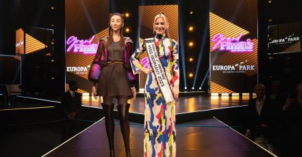 Die Virtuelle Influencerin LiJ überreicht den Female Leader Award an die frisch gekürte Miss Germany Kira Geiss (Credit: Miss Germany Studios / Johann Haas)