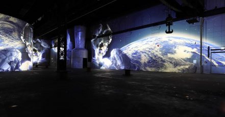 Das nennen wir den "Wow!-Faktor" – Die Sonderausstellung "Kosmos: Eine unendliche Reise" ermöglicht Groß und Klein einen risikolosen Trip ins All. (Bildrechte: Culturespaces / Falko Wübbecke)