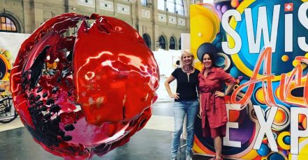 Die Künstlerinnen Litzka X Montani mit ihrem AR Kunstwerk bei der Swissartexpo (Foto Credit: Sarah Montani)