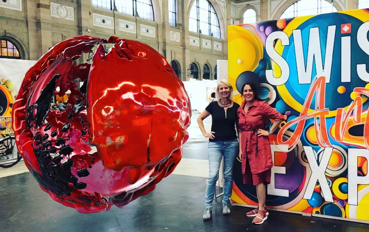 Die Künstlerinnen Litzka X Montani mit ihrem AR Kunstwerk bei der Swissartexpo (Foto Credit: Sarah Montani)