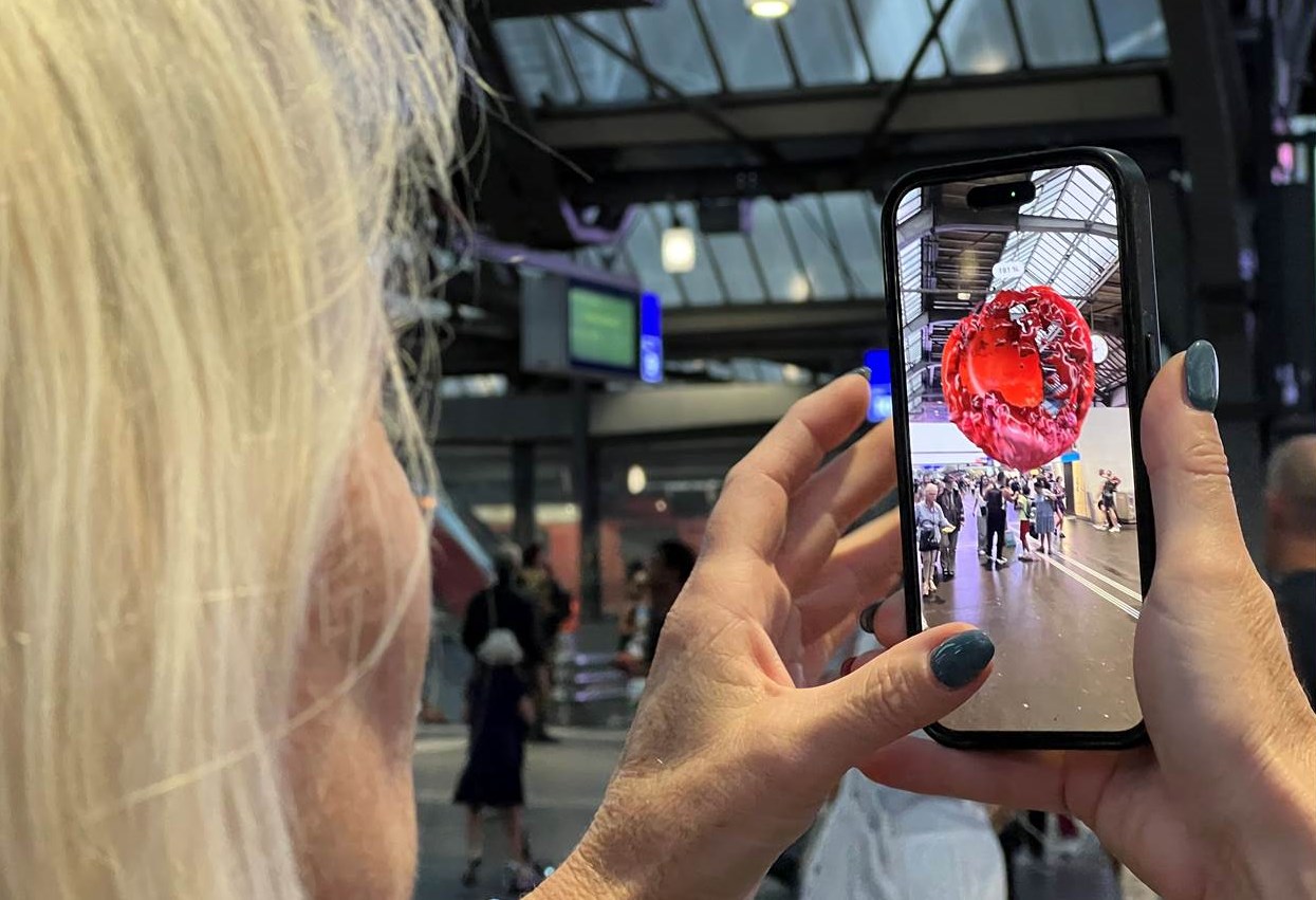 Michaela Litzka visualisiert die Skulptur auf einem Smartphone (Foto Credit: Sarah Montani)