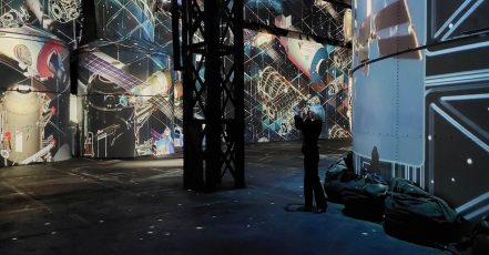 Szene aus der KOSMOS Ausstellung, Phoenix des Lumières, Dortmund. Im Bild: Monika Monzel, Redaktion eventmasterbook.de (Bildrechte: AdCoach Media / adcoach.de)