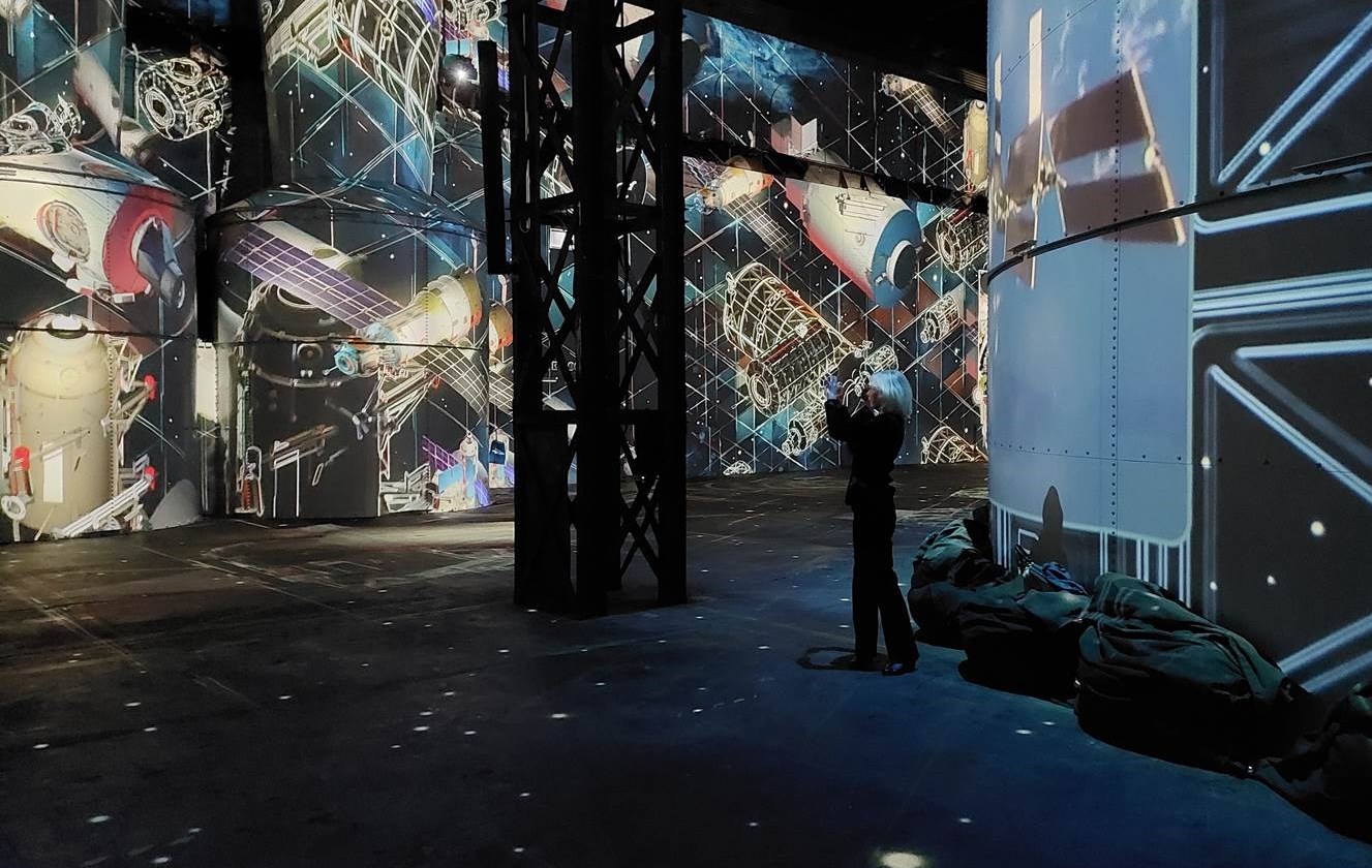 Szene aus der KOSMOS Ausstellung, Phoenix des Lumières, Dortmund. Im Bild: Monika Monzel, Redaktion eventmasterbook.de (Bildrechte: AdCoach Media / adcoach.de)
