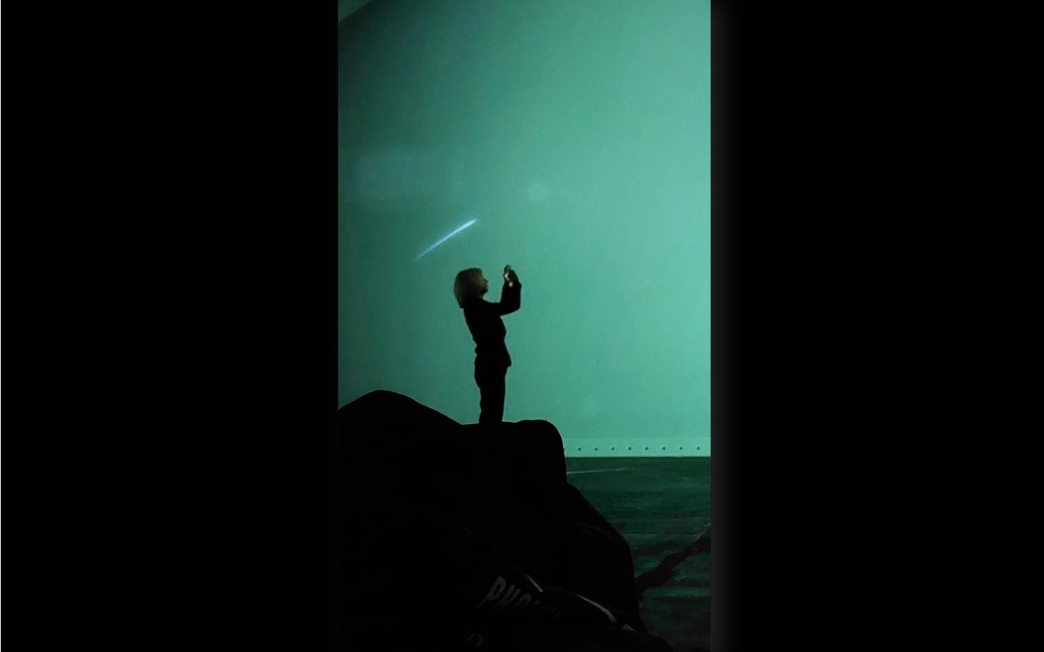 Monika Monzel, versunken in den riesigen Weiten des Alls bei der KOSMOS Ausstellung, Phoenix des Lumières, Dortmund. (Bildrechte: AdCoach Media Redaktionsteam / adcoach.de)