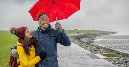 Winter-Romantik an der Nordsee – Ein Paar auf der Wattenmeer- / Stand-Promenade in Büsum (Foto / Copyrights: Oliver Franke)