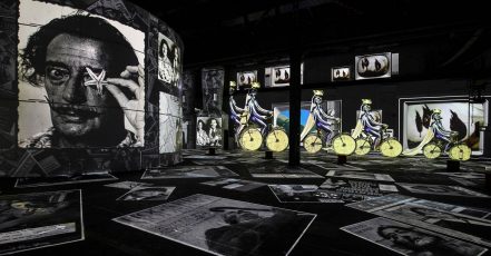 Phoenix des Lumières in Dortmund hat die 3-teilige Ausstellung "Dalí: Das endlose Rätsel", "Gaudí: Architektur der Fantasie" und "3 Movements" eröffnet. (Bildquelle / Bildrechte: Culturespaces / Falko Wübbecke)