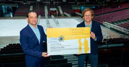 Holiday on Ice in der Wiener Stadthalle im Januar 2024. Kurt Gollowitzer und Matthäus Zelenka nehmen die Zertifizierung als "Green Event" entgegen. (Copyrights: Bildagentur-Zolles)