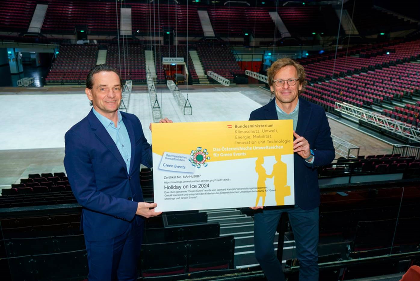 Holiday on Ice in der Wiener Stadthalle im Januar 2024. Kurt Gollowitzer  und Matthäus Zelenka  nehmen die Zertifizierung als "Green Event" entgegen. (Copyrights: Bildagentur-Zolles)