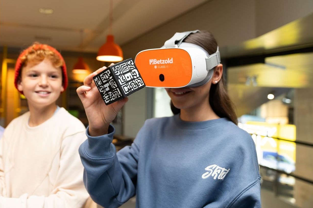 Der Campus in der BMW Welt München bietet neue, informativ-spielerische Workshops für Kinder und Jugendliche im Bereich Robotik, 3D Druck und Programmieren an. (Bildquelle / Bildrechte: BMW Welt / BMW Group)