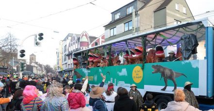 Karnevalswagen von Bochum Marketing wirbt für die Dino City im Sommer 2024 (Bildrechte: Bochum Marketing)