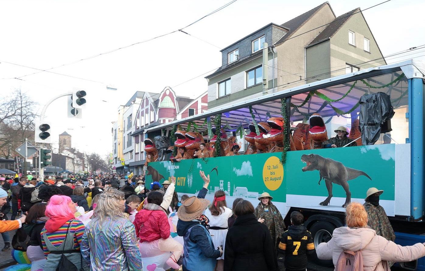 Karnevalswagen von Bochum Marketing wirbt für die Dino City im Sommer 2024 (Bildrechte: Bochum Marketing)