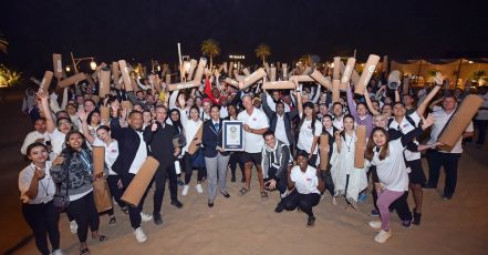 Emirates gelingt ein neuer Weltrekord in der Wüste von Dubai – 144 Nationen absolvierten eine gemeinsame Yoga-Stunde im Wüsten-Camp Al Lisaili (Bildrechte: Emirates)
