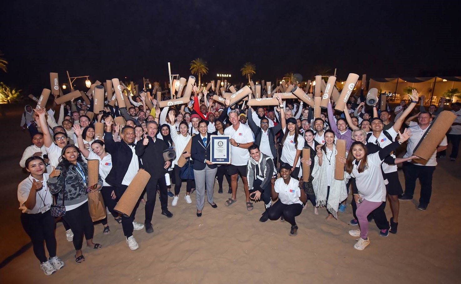 Emirates gelingt ein neuer Weltrekord in der Wüste von Dubai – 144 Nationen absolvierten eine gemeinsame Yoga-Stunde im Wüsten-Camp Al Lisaili (Bildrechte: Emirates)