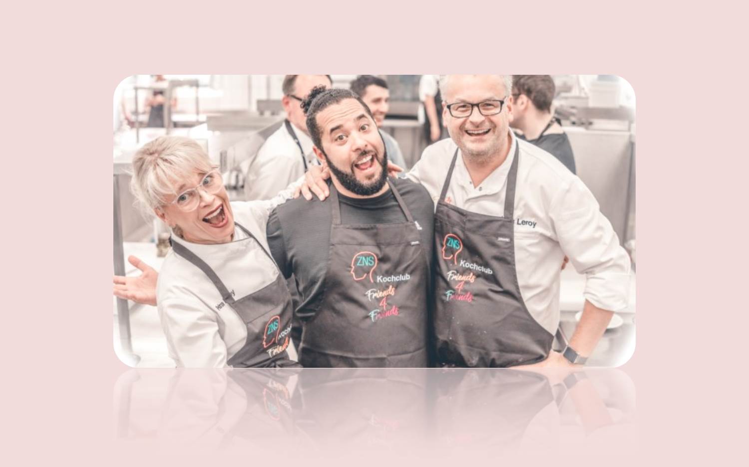 Petra Leroy, Adel Tawil, Jörg Leroy in Aktion bei der Küchenparty FRIENDS zugunsten des ZNS-Kochclubs (Copyrights: ZNS - Hannelore Kohl Stiftung)