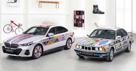 BMW Art Cars, gestern und heute. Links: Die Fusion aus Kunst und innovativer Technik – der BMW i5 Flow NOSTOKANA, Weltpremiere bei der Frieze Los Angeles 2024. Rechts: Das BMW Art Car, das 1991 von Esther Mahlangu gestaltet wurde. (Copyrights: BMW Group)