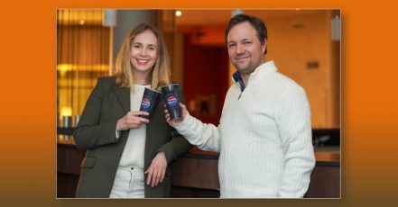 Neue Partner in Sachen Nachhaltigkeit bei Events und in der Gastronomie – Dr. Josephine Kreische, Geschäftsführerin von Vyta, und Torben Nielsen, Geschäftsführer von PepsiCo DACH (Bildrechte: PepsiCo)