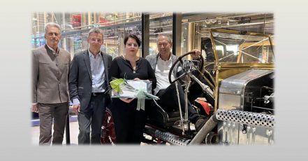 Übergabe des FIVA – TICCIH Automotive Industrial Heritage Recognition Awards in der Motorworld München an Andreas Dünkel, Motorworld Group