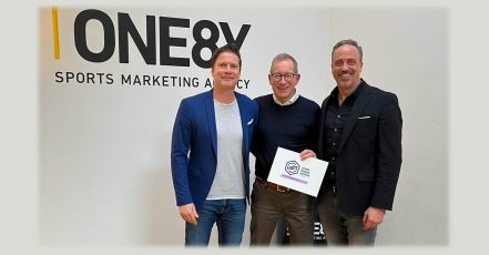 Michael Zengel und Hendrik Fischer von ONE8Y mit Hans-Willy Brockes (Mitte), CEO des ESB Marketing Netzwerks (Foto / Copyright: ONE8Y)