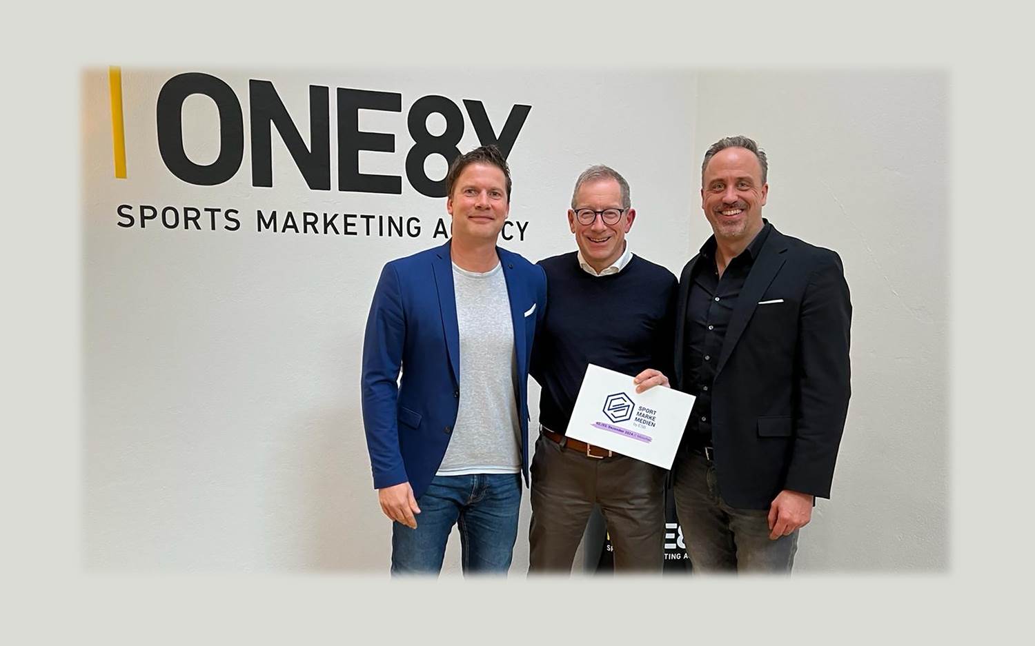 Michael Zengel und Hendrik Fischer von ONE8Y mit Hans-Willy Brockes (Mitte), CEO des ESB Marketing Netzwerks (Foto / Copyright: ONE8Y)
