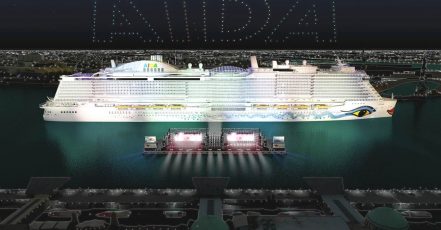 So wird die schwimmende Festival-Bühne vor der AIDAprima beim Hafengeburtstag Hamburg 2024 aussehen. Diese Szene kann man in echt / live am 11. Mai 2024 u.a. von den St. Pauli-Landungsbrücken aus bestaunen. (Bildrechte: AIDA Cruises)