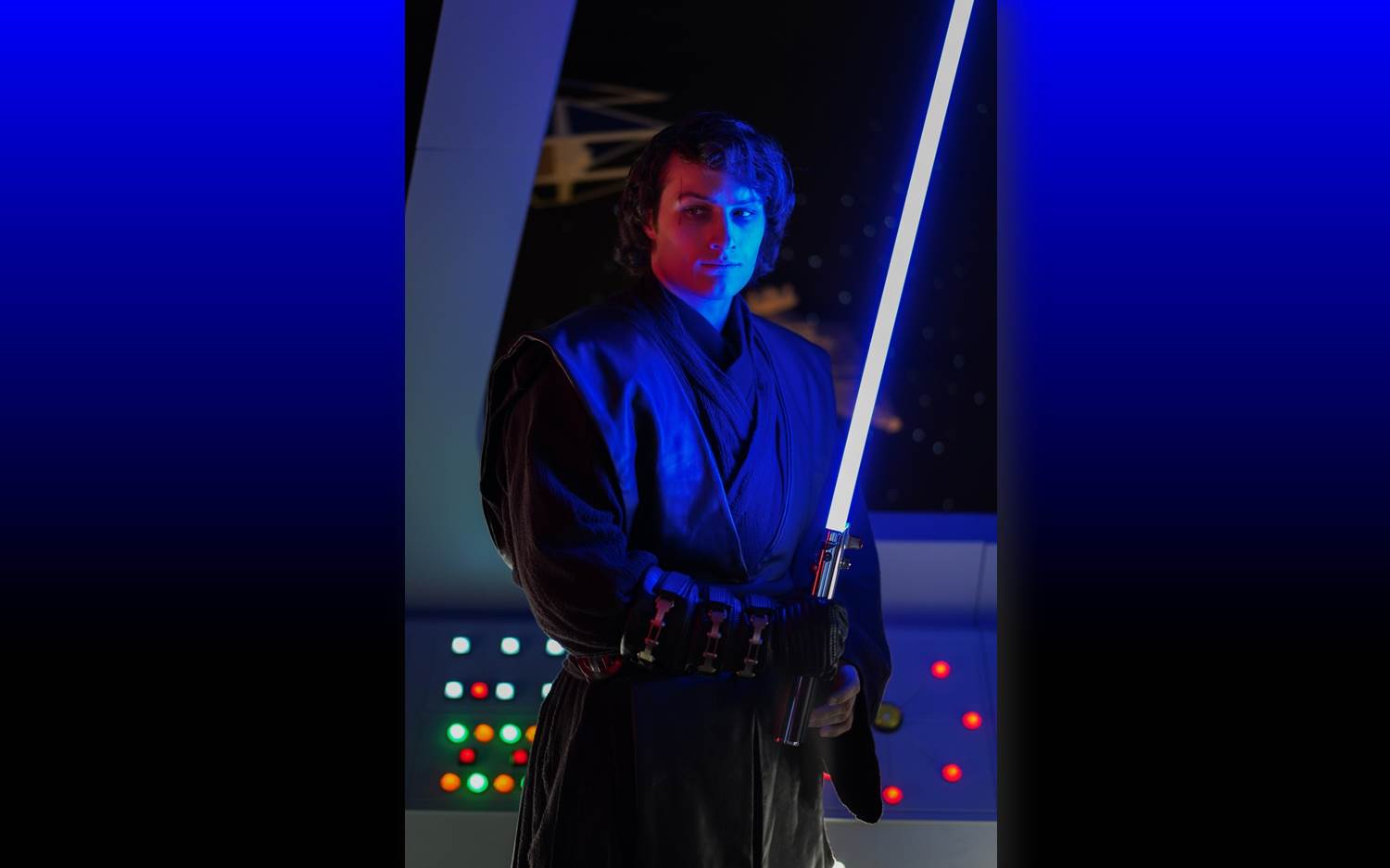 Lichtschwertkampf beim Opening Event der STAR WARS Fan-Ausstellung "The Fans Strike Back" am 25. April 2024 in Berlin (Bildrechte: Alexander Ivankov)