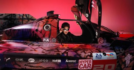 BMW Art Car #20 von und mit Künstlerin Julie Mehretu (Foto: Tereza Mundilová / Copyrights: BMW AG)