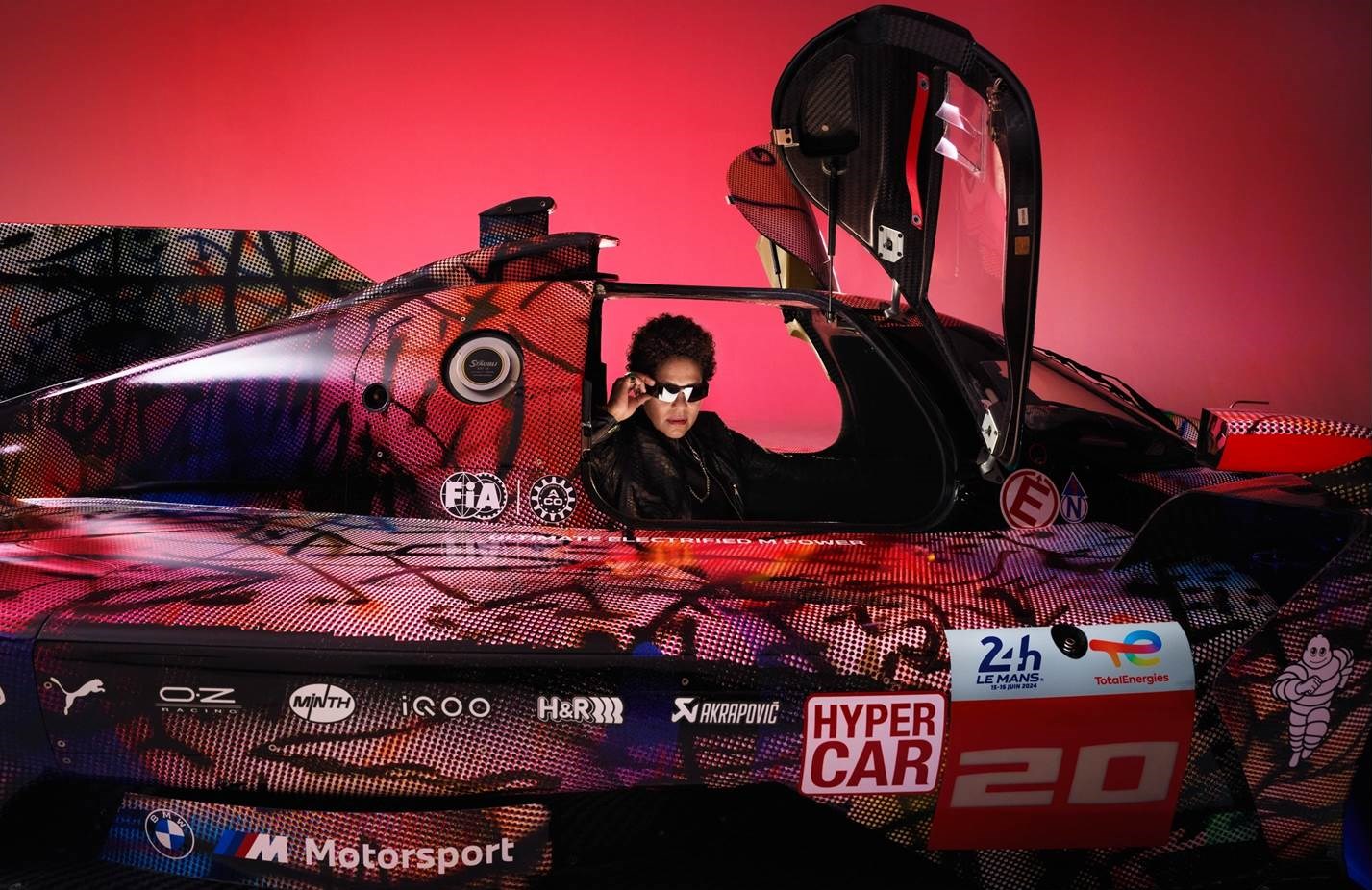 BMW Art Car #20 von und mit Künstlerin Julie Mehretu (Foto: Tereza Mundilová / Copyrights: BMW AG)
