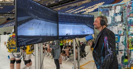 Der Künstler Christian Nienhaus dirigiert die Fussball-Spielerinnen und -Spieler, die am 5. Mai 2024 das Rekord-Kunstwerk - The Colourful Art of Football - in der Arena auf Schalke erstellt haben. (Bildrechte: Jochen Tack / TAS)