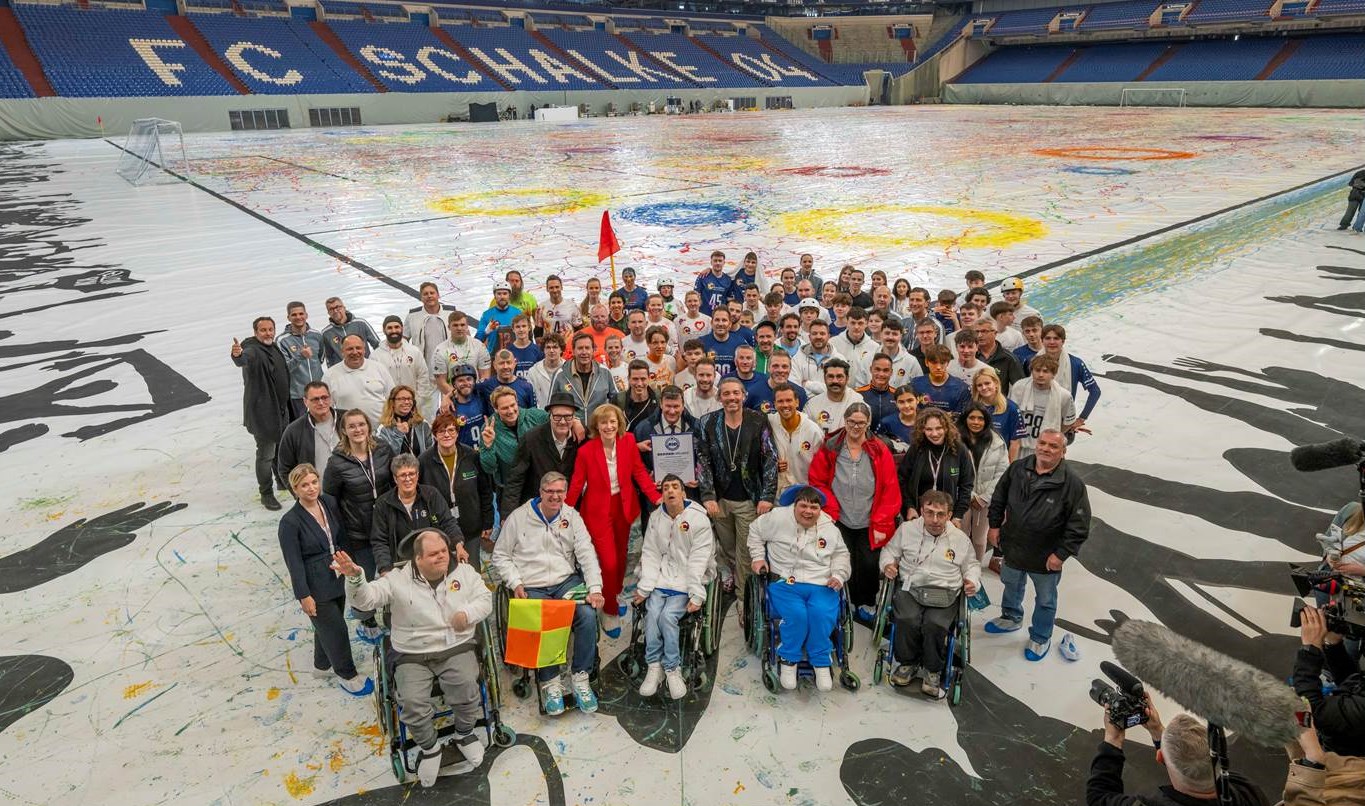 Gruppenbild nach gelungenem Weltrekord – Das größte Gemälde der Welt mit Action Painting entstand am 5. Mai 2024 in Gelsenkirchen, Arena auf Schalke. (Bildrechte: Jochen Tack / TAS)