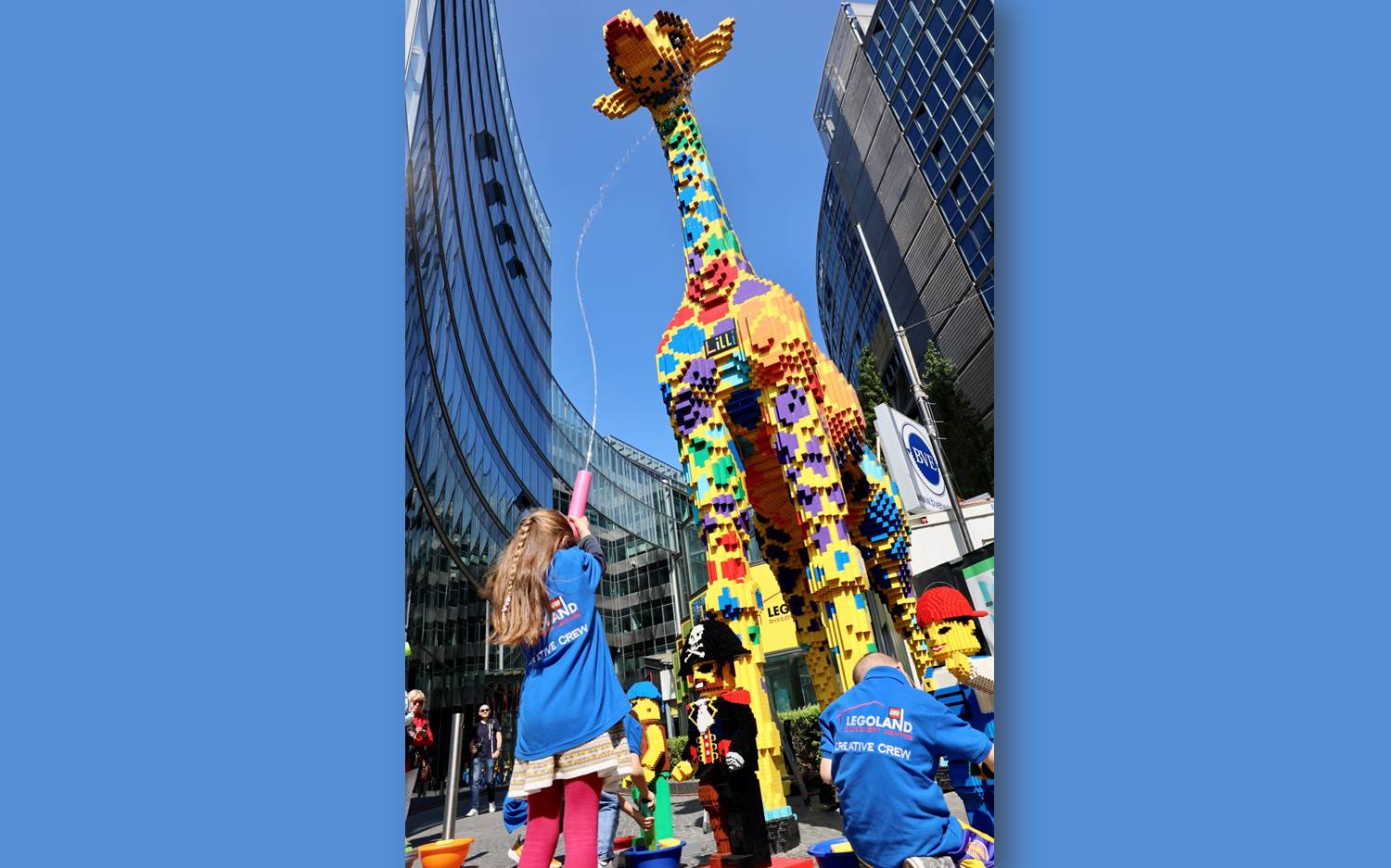 Die Lego-Giraffe Lilli im Legoland Discovery Centre Berlin strahlt dank des Mitmach-Events wieder wie neu (Copyrights: Legoland Discovery Centre Berlin)