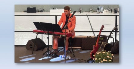 Marcio Kroner in der Veltins-Arena auf Schalke beim Sound-Check für seine Event-Hymne mit dem Titel Colourful Art of Football Anthem (Foto Credit: Michael Kroner)