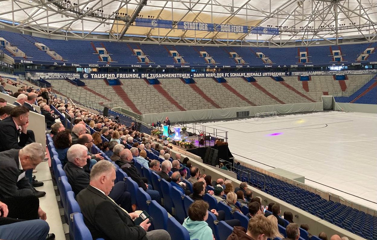 Rund 600 Gäste verfolgten den Weltrekord von Christian Nienhaus beim Kunstprojekt - The Colourful Art of Football - in der Veltins-Arena auf Schalke. (Bildrechte: EventMasterBook.de / marketingScout.com Redaktion)