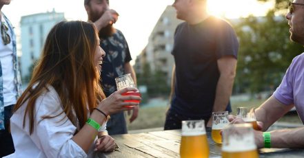 Titelbild: Im BRLO Biergarten in Berlin (Copyrights: BRLO - M.Schiffer)