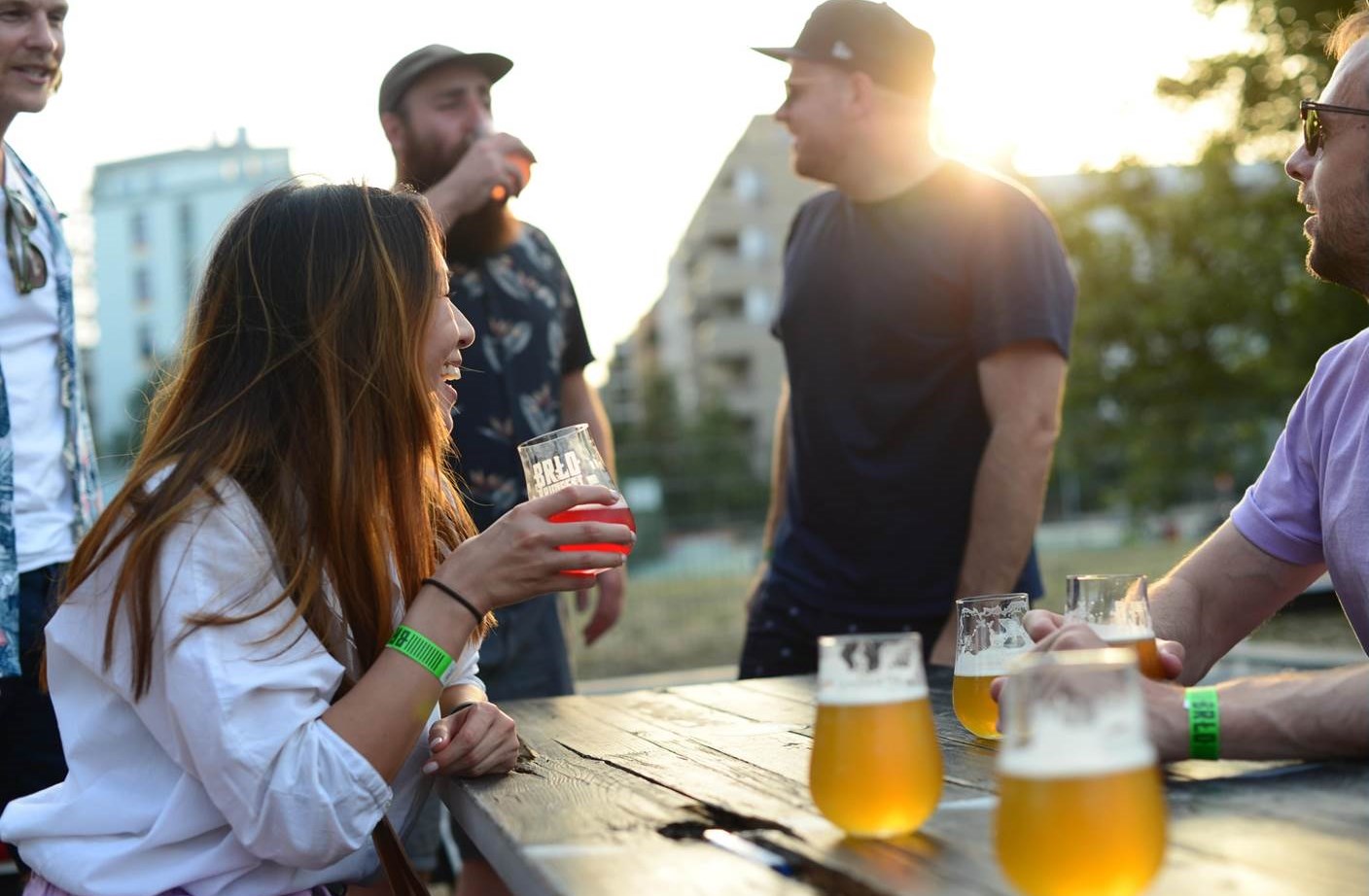 Titelbild: Im BRLO Biergarten in Berlin (Copyrights: BRLO - M.Schiffer)